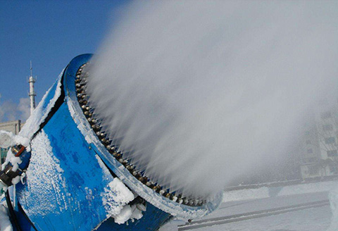 壓縮空氣造雪機(jī)工作場景